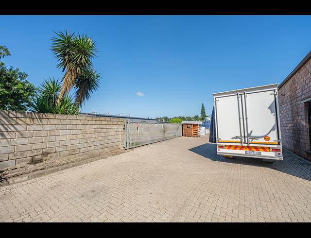 2,200M² BUSINESS CENTRE FOR SALE IN TONGAAT INDUSTRIAL